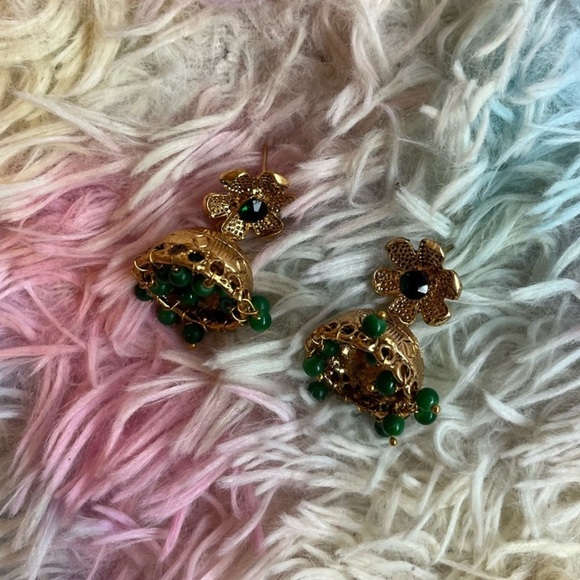 Elegant Golden and Green Floral Earrings - Picture 5 of 5